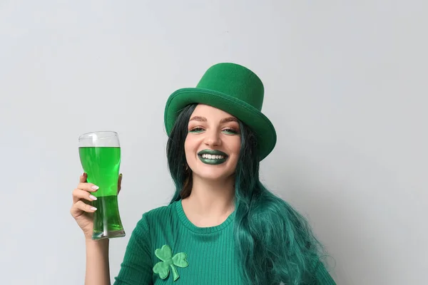 Mujer Joven Peluca Verde Con Vaso Cerveza Sobre Fondo Claro —  Fotos de Stock