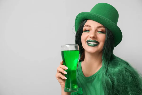 Młoda Kobieta Zielonej Peruce Szklanką Piwa Jasnym Tle Święto Patryka — Zdjęcie stockowe