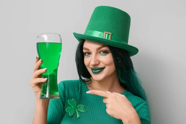 Mujer Joven Con Peluca Verde Apuntando Vaso Cerveza Sobre Fondo —  Fotos de Stock