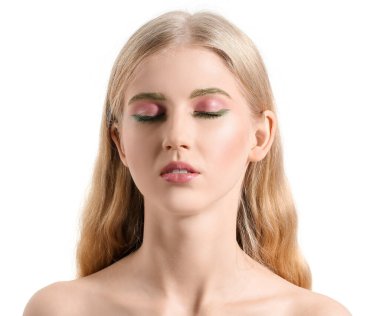 Beyaz arka planda olağandışı kaşları olan güzel bir kız.