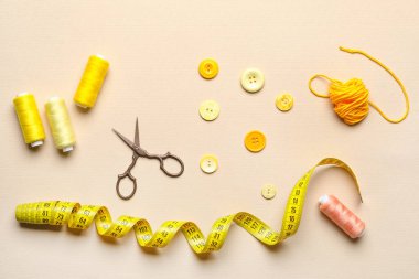 Bej arkaplanda aksesuarlar dikiliyor