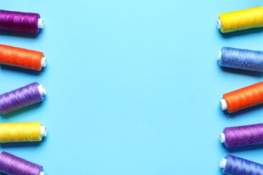 Mavi arkaplanda farklı dikiş iplikleri