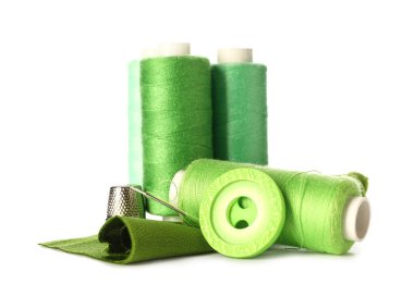 Beyaz arkaplanda güzel dikiş iplikleri