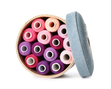 Beyaz arkaplanda dikiş iplikleri olan kutu