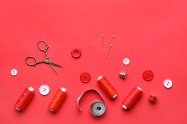 Kırmızı arkaplanda aksesuarlar dikiliyor