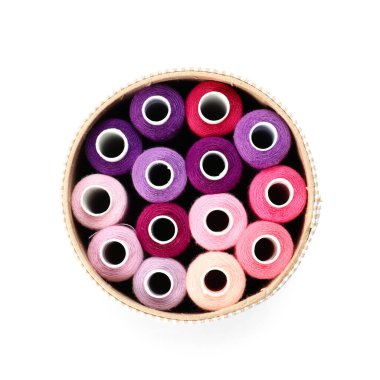 Beyaz arkaplanda dikiş iplikleri olan kutu