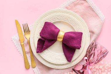 Pembe arka planda çiçekli şık masa ayarları