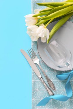 Mavi arkaplanda lale çiçekleri olan şık masa ayarları