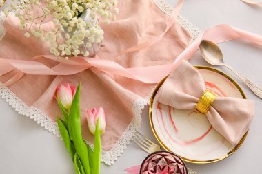 Açık arkaplanda çiçekler olan şık masa ayarları