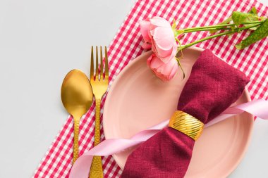 Açık arkaplanda çiçekler olan şık masa ayarları