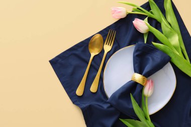 Sarı arka planda lale çiçekleri olan şık masa ayarları