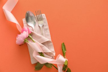 Mercan zemininde çiçekli şık çatal bıçak takımı