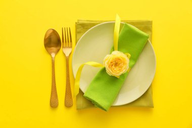 Sarı arka planda çiçekli şık masa ayarları