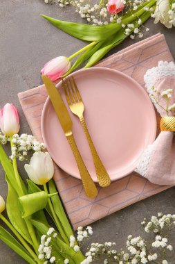 Gri grunge arka planda güzel çiçeklerle bahar masası ayarı