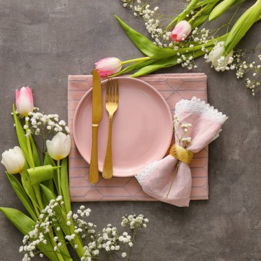 Gri grunge arka planda güzel çiçeklerle bahar masası ayarı