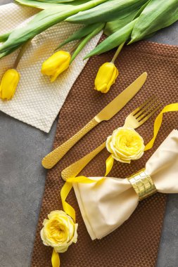 Gri arka planda güzel çiçekli şık çatal bıçak takımı