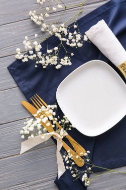 Koyu ahşap arka planda çiçekli şık bir masa.