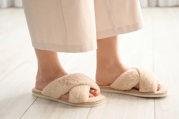Jonge Vrouw Zachte Comfortabele Slippers Thuis — Stockfoto