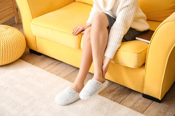 Junge Frau Weichen Bequemen Hausschuhen Sitzt Auf Sofa — Stockfoto