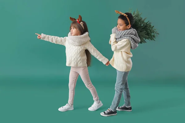 Yendo Niños Pequeños Ropa Invierno Con Árbol Navidad Sobre Fondo — Foto de Stock