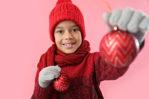 穿着冬衣 头戴彩色背景圣诞球的可爱的非洲裔美国小男孩 — 图库照片
