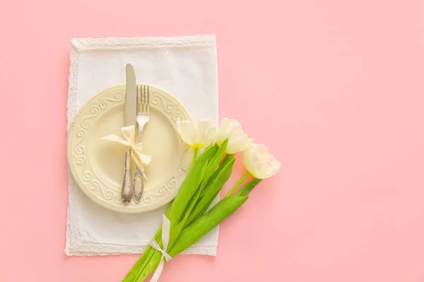 ピンクの背景にチューリップの花とスタイリッシュなテーブルの設定 — ストック写真