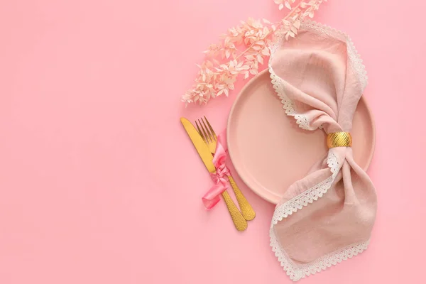 ピンクの背景に花とスタイリッシュなテーブル設定 — ストック写真