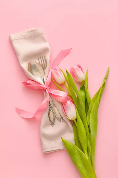 Couverts Élégants Avec Des Fleurs Tulipe Sur Fond Rose — Photo