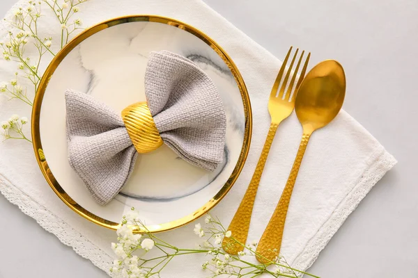 Açık arkaplanda çiçekler olan şık masa ayarları