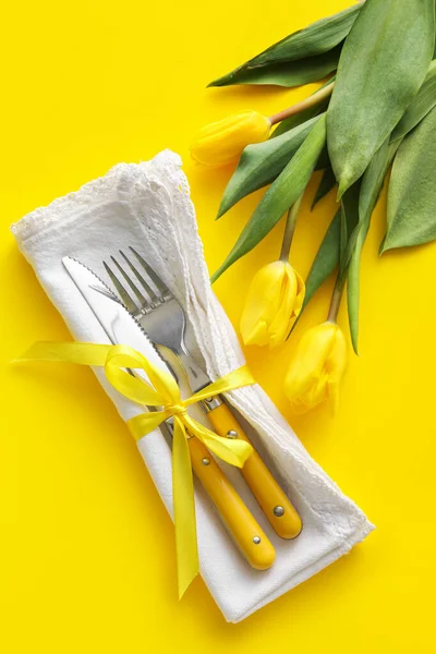 Stilvolles Besteck Mit Tulpenblumen Auf Gelbem Hintergrund — Stockfoto
