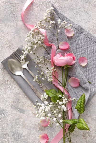 Stylish Cutlery Beautiful Flowers Grunge Background — Stock Photo, Image