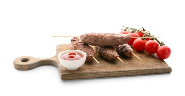 Placa Madeira Espetos Com Saboroso Lula Kebab Tomates Molho Isolado — Fotografia de Stock