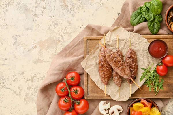 Drewniana Deska Szaszłyków Smacznym Kebabem Lula Pomidorami Sosem Beżowym Tle — Zdjęcie stockowe