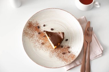 Masanın üzerinde leziz bir dilim Bask peynirli kek.