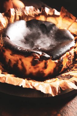 Lezzetli Bask peynirli keki masada.