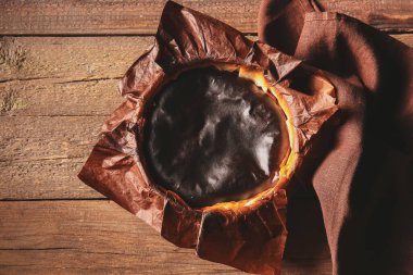 Lezzetli Bask peynirli keki ahşap arka planda.