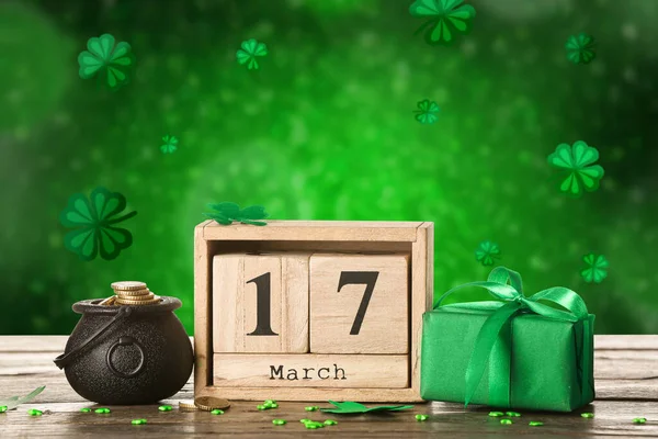 Maceta Con Monedas Calendario Caja Regalo Mesa Sobre Fondo Verde — Foto de Stock