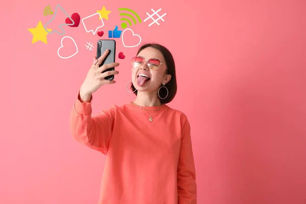 Mujer Joven Feliz Utilizando Teléfono Móvil Para Las Redes Sociales — Foto de Stock