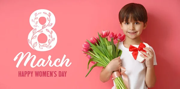 Прекрасна Листівка Міжнародний Жіночий День Маленьким Хлопчиком Тримає Подарунок Букет — стокове фото