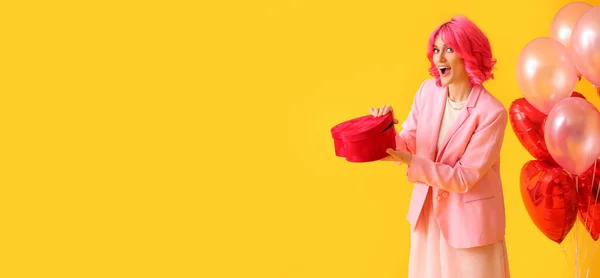 Mujer Excitada Con Pelo Brillante Regalo Globos Sobre Fondo Color — Foto de Stock