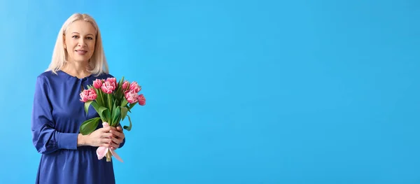 Mujer Madura Con Ramo Tulipanes Sobre Fondo Azul Con Espacio — Foto de Stock