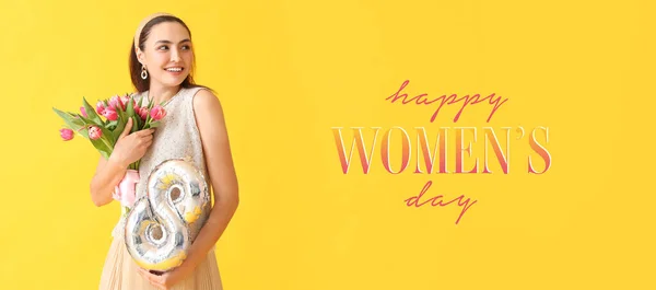 テキストのためのスペースと黄色の背景に図8の形で花束と風船を持つ幸せな若い女性 国際女性デーのお祝い — ストック写真