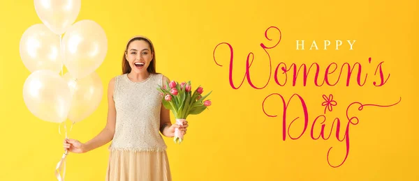 黄色の背景にチューリップや風船の花束を持つ幸せな若い女性 国際女性デーのお祝い — ストック写真