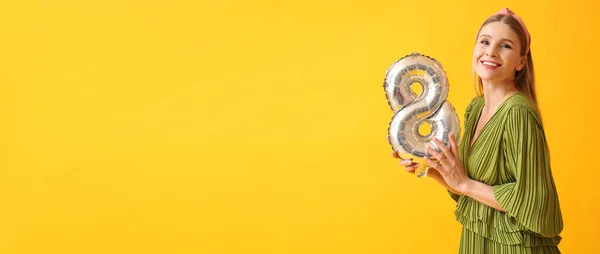 Чудова Жінка Кулькою Формі Вісімки Жовтому Фоні Простором Тексту Міжнародний — стокове фото