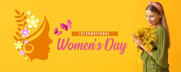 黄色の背景にミモザの花を持つ美しい女性 国際女性デーのお祝い — ストック写真