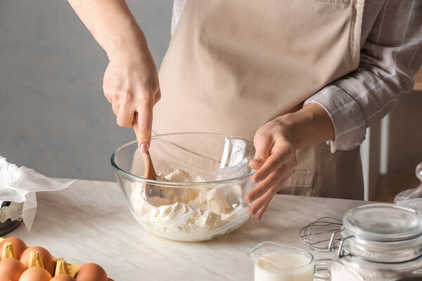 Женщина готовит вкусный баскский чизкейк на кухне