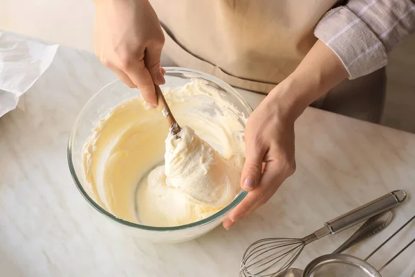 Kadın Mutfakta Leziz Bir Bask Peynirli Kek Hazırlıyor — Stok fotoğraf