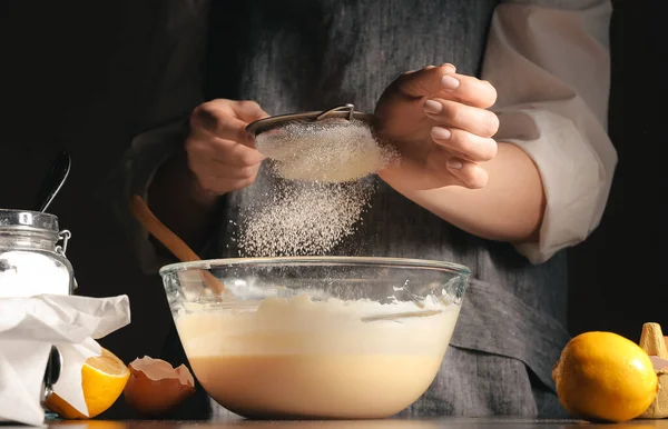 Femme Préparant Savoureux Gâteau Fromage Brûlé Basque Dans Cuisine — Photo