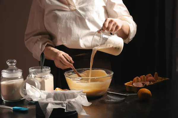 Mulher Preparando Saboroso Cheesecake Queimado Basco Cozinha — Fotografia de Stock