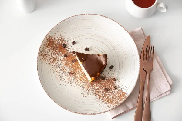 Masanın üzerinde leziz bir dilim Bask peynirli kek.